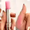 بالم لب طرح دویر؛ آبرسان و درمان خشکی لب با رنگ ملایم